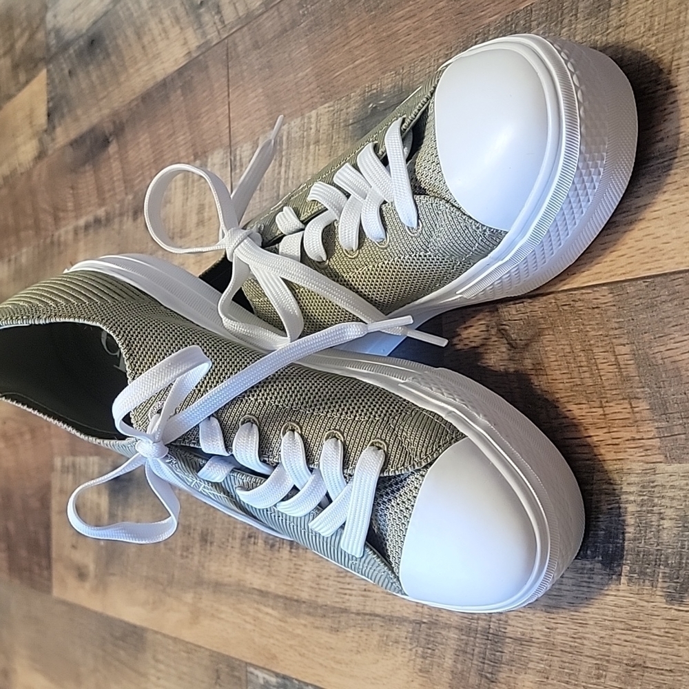 Calvin Klien size 7 medium Green sneaker